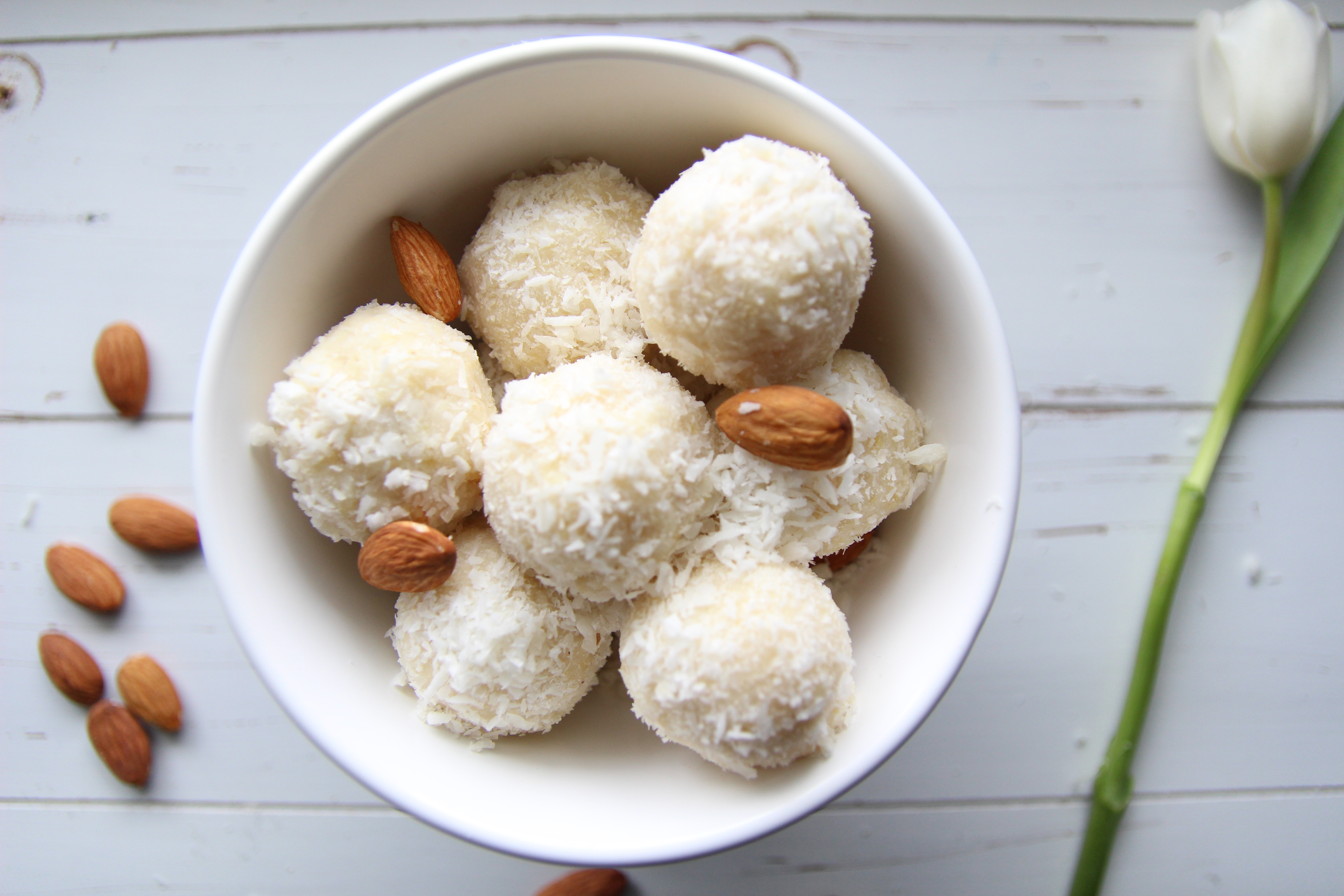 COCONUT BALLS A’LA RAFFAELLO