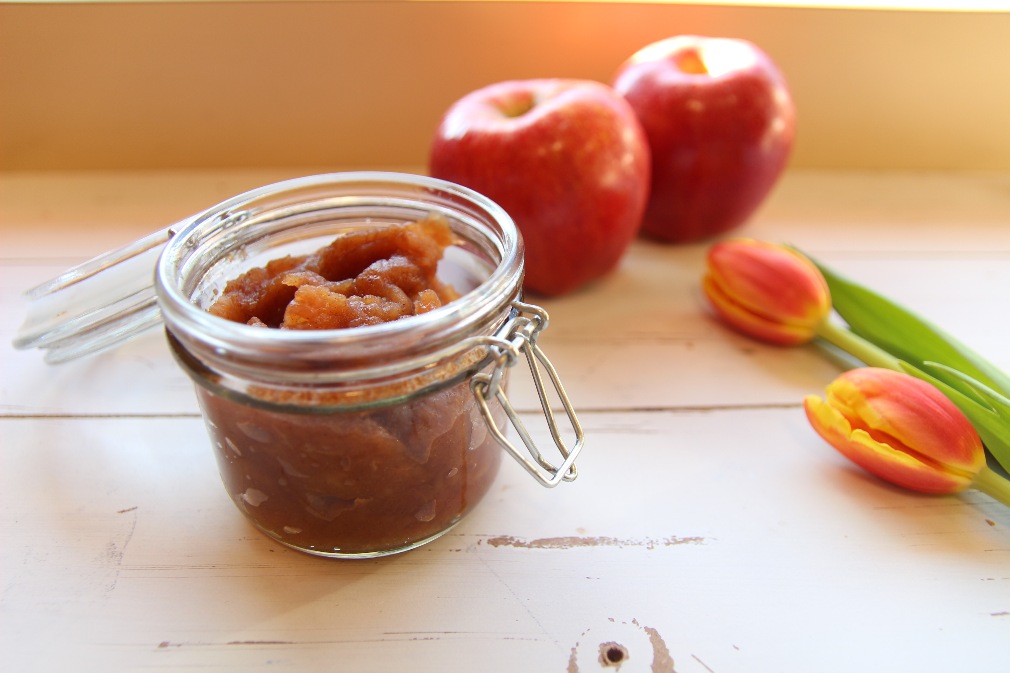 HOMEMADE APPLE JELLY