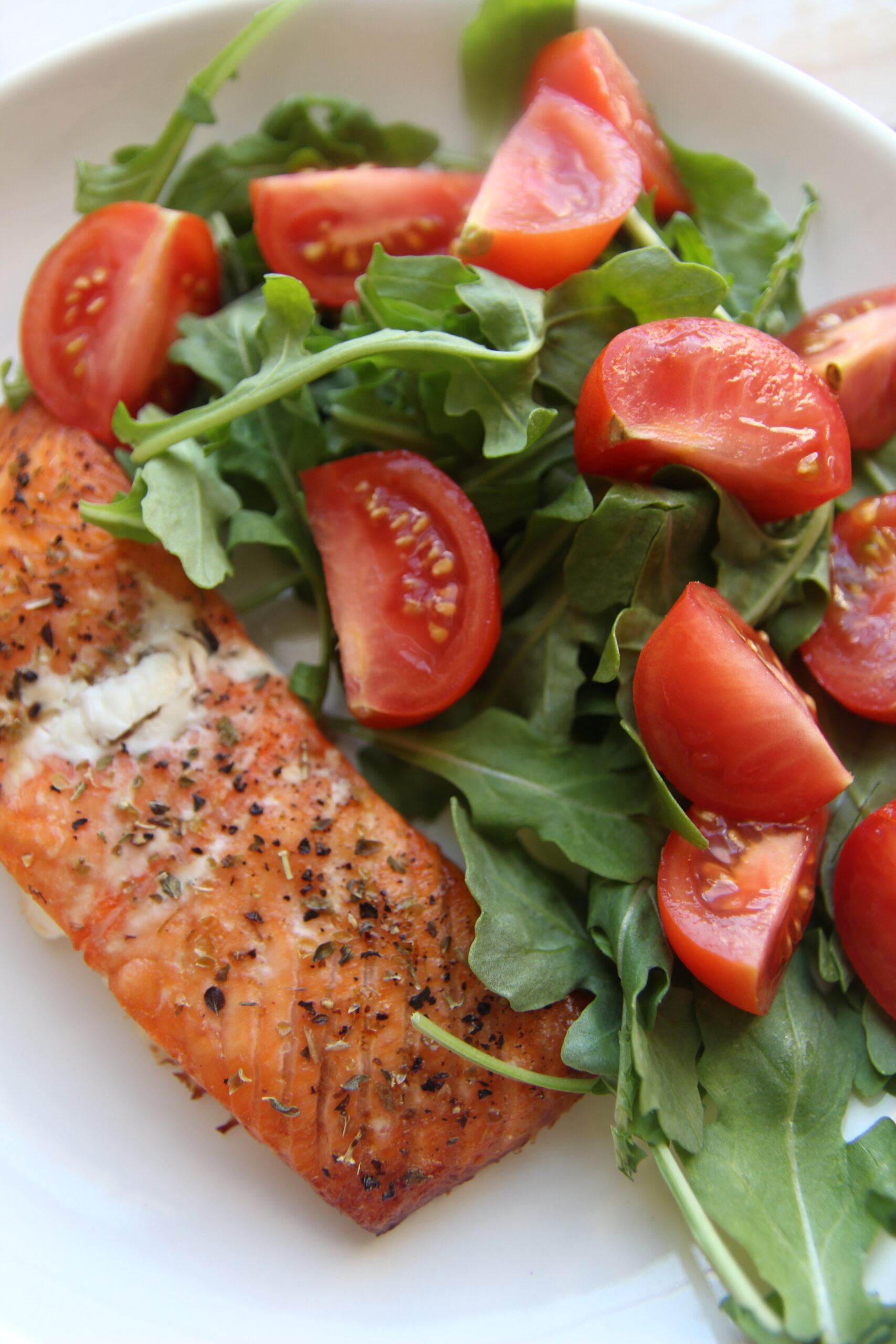 BAKED SALMON WITH ARUGULA AND TOMATOES 