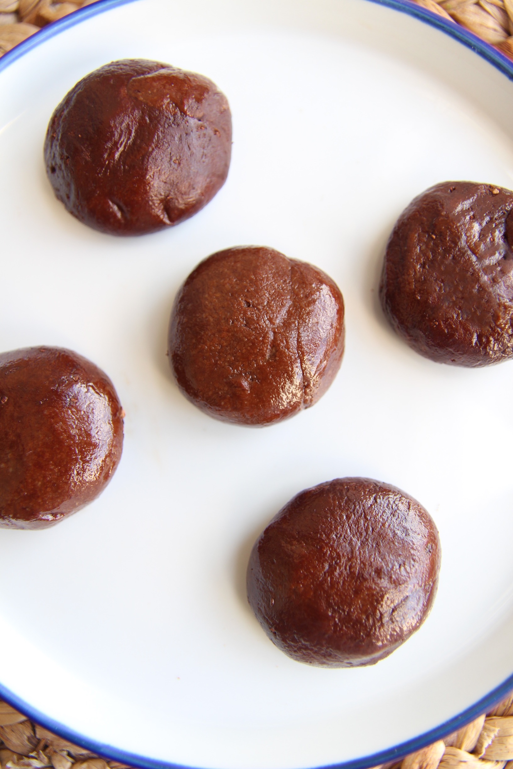 NO-BAKE CHOCOLATE TAHINI BITES 